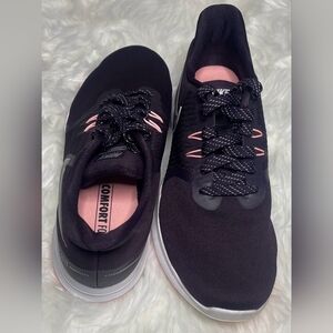 Nike sneakers black with silver checks